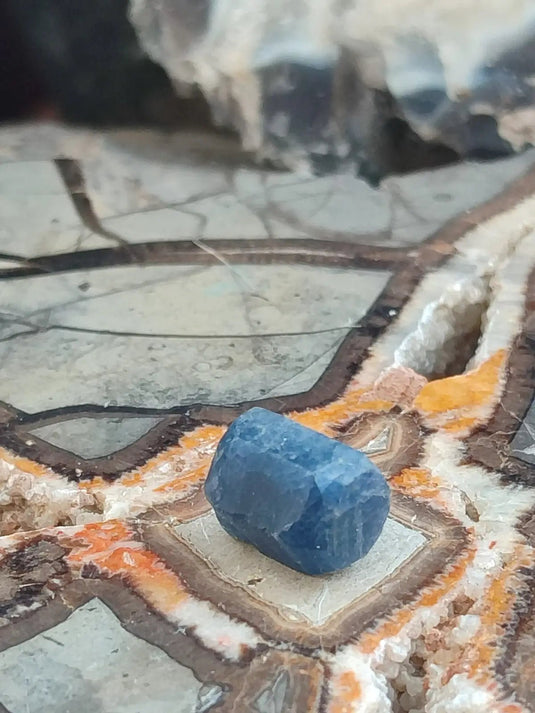 Saphir bleu du Sri Lanka - Pierre brute - Grade Prémium - Pierre de Clarté et d’Intuition Saphir bleu du Sri Lanka