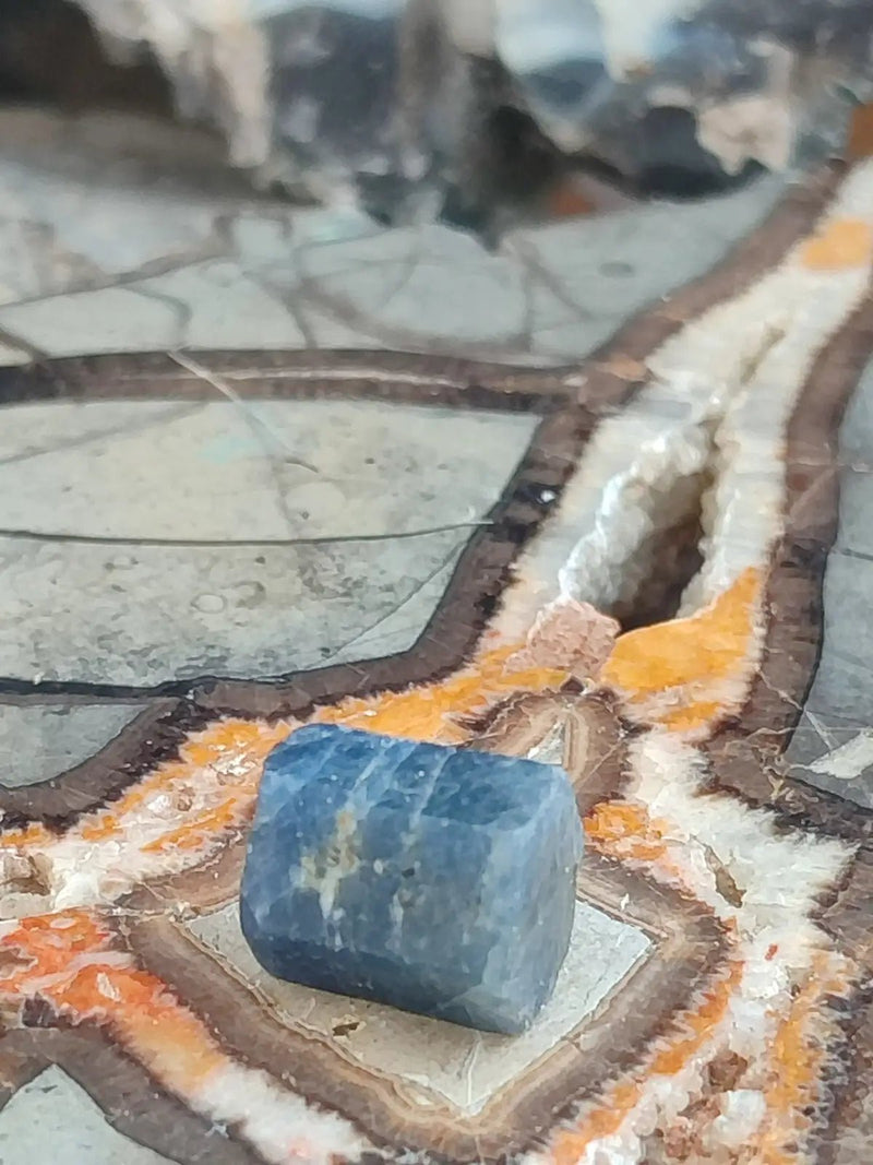 Chargez l&#39;image dans la visionneuse de la galerie, Saphir bleu du Sri Lanka - Pierre brute - Grade Prémium - Pierre de Clarté et d’Intuition Saphir bleu du Sri Lanka
