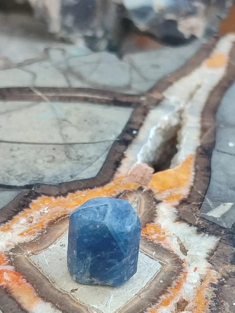 Chargez l&#39;image dans la visionneuse de la galerie, Saphir bleu du Sri Lanka - Pierre brute - Grade Prémium - Pierre de Clarté et d’Intuition Saphir bleu du Sri Lanka
