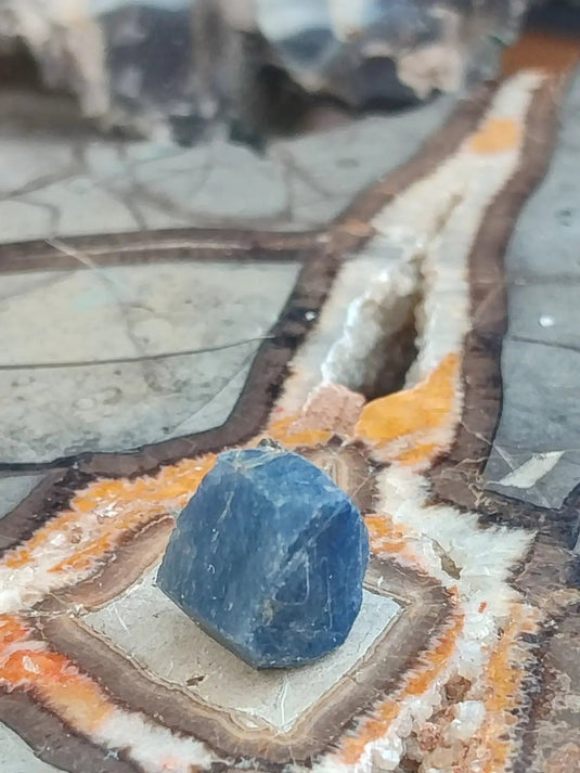 Saphir bleu du Sri Lanka - Pierre brute - Grade Prémium - Pierre de Clarté et d’Intuition Saphir bleu du Sri Lanka