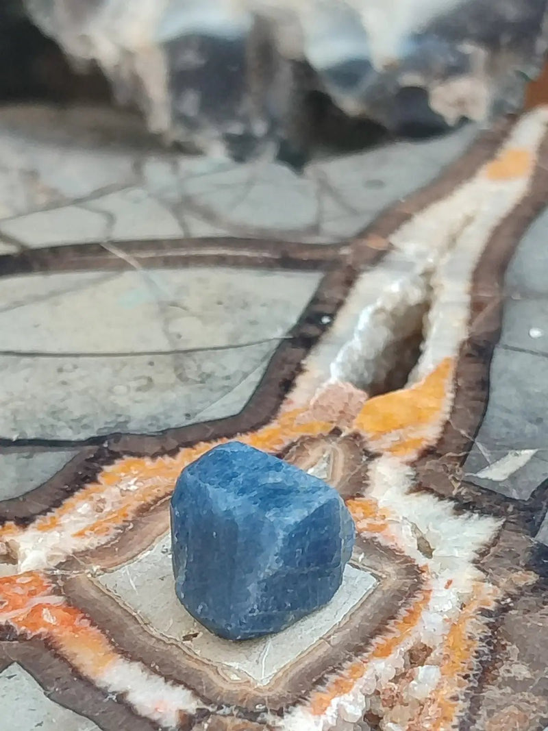 Chargez l&#39;image dans la visionneuse de la galerie, Saphir bleu du Sri Lanka - Pierre brute - Grade Prémium - Pierre de Clarté et d’Intuition Saphir bleu du Sri Lanka
