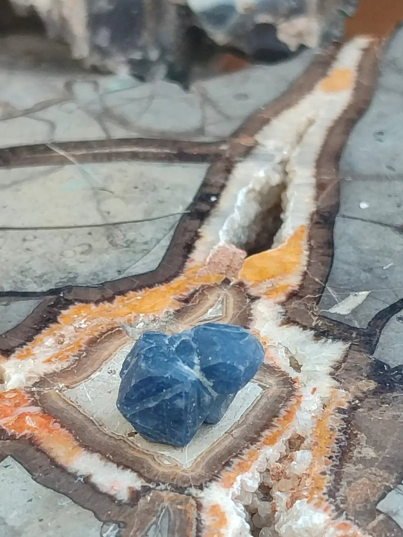 Chargez l&#39;image dans la visionneuse de la galerie, Saphir bleu du Sri Lanka - Pierre brute - Grade Prémium - Pierre de Clarté et d’Intuition Saphir bleu du Sri Lanka
