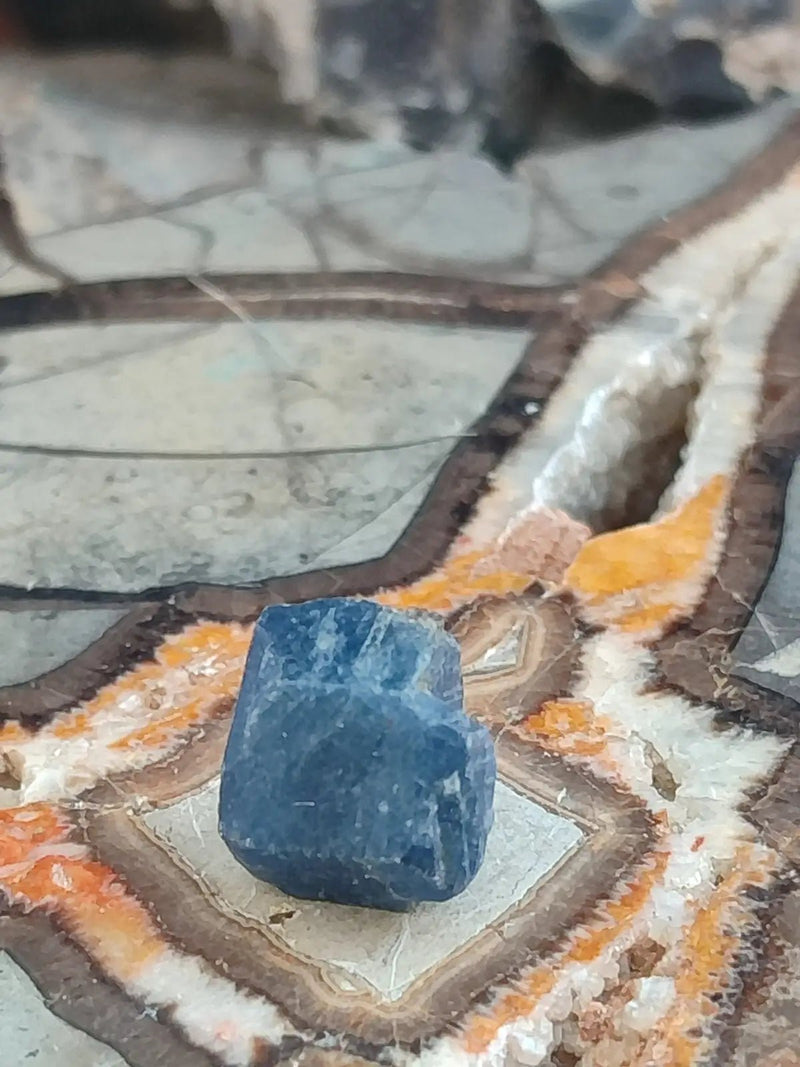 Chargez l&#39;image dans la visionneuse de la galerie, Saphir bleu du Sri Lanka - Pierre brute - Grade Prémium - Pierre de Clarté et d’Intuition Saphir bleu du Sri Lanka
