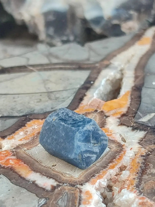 Saphir bleu du Sri Lanka - Pierre brute - Grade Prémium - Pierre de Clarté et d’Intuition Saphir bleu du Sri Lanka