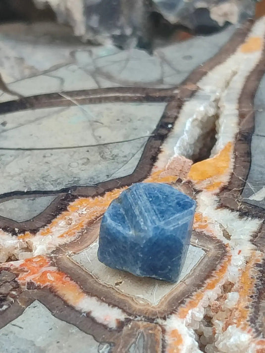 Saphir bleu du Sri Lanka - Pierre brute - Grade Prémium - Pierre de Clarté et d’Intuition Saphir bleu du Sri Lanka