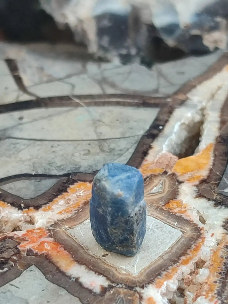 Chargez l&#39;image dans la visionneuse de la galerie, Saphir bleu du Sri Lanka - Pierre brute - Grade Prémium - Pierre de Clarté et d’Intuition Saphir bleu du Sri Lanka
