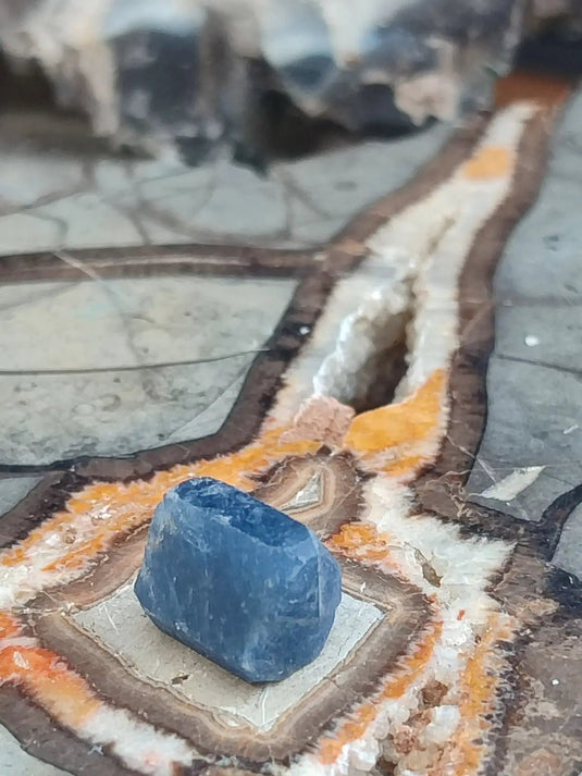 Saphir bleu du Sri Lanka - Pierre brute - Grade Prémium - Pierre de Clarté et d’Intuition Saphir bleu du Sri Lanka