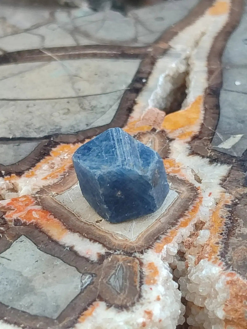 Chargez l&#39;image dans la visionneuse de la galerie, Saphir bleu du Sri Lanka - Pierre brute - Grade Prémium - Pierre de Clarté et d’Intuition Saphir bleu du Sri Lanka
