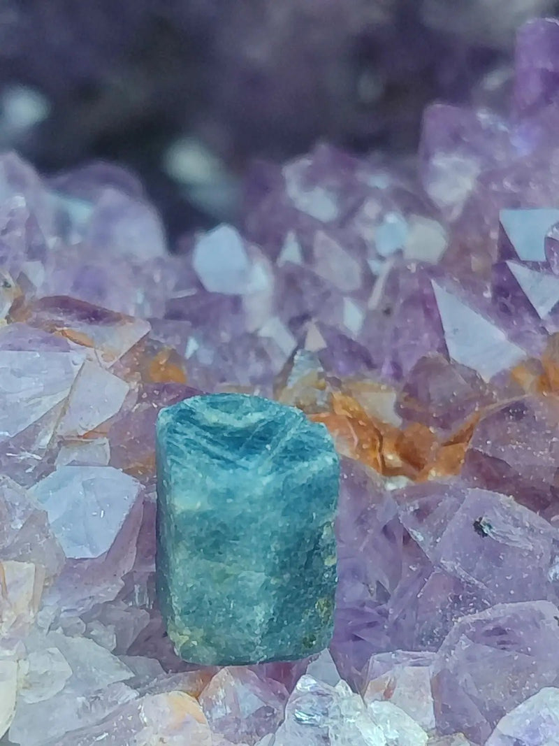 Chargez l&#39;image dans la visionneuse de la galerie, Saphir bleu du Sri Lanka - Pierre brute - Grade Prémium - Pierre de Clarté et d’Intuition saphir
