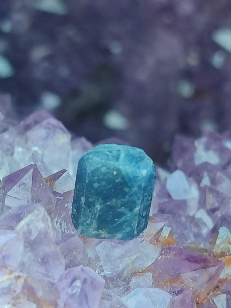 Chargez l&#39;image dans la visionneuse de la galerie, Saphir bleu du Sri Lanka - Pierre brute - Grade Prémium - Pierre de Clarté et d’Intuition Saphir bleu du Sri Lanka
