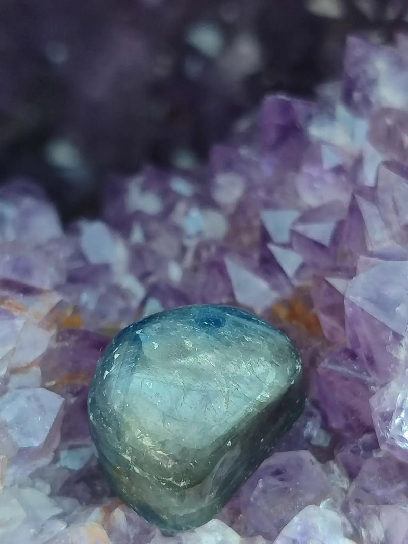 Chargez l&#39;image dans la visionneuse de la galerie, Saphir bleu du Sri Lanka - Pierre roulée - Grade Prémium - Pierre de Clarté et d’Intuition Saphir bleu du Sri Lanka
