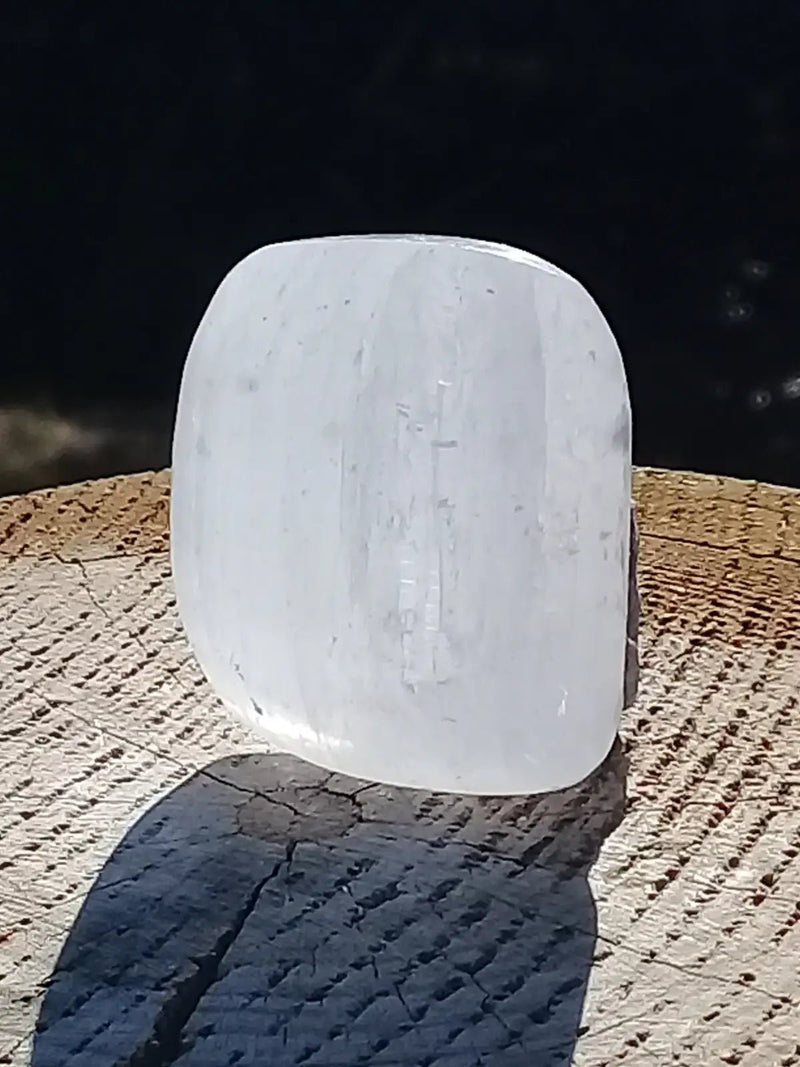 Load image into Gallery viewer, Sélénite blanche du Maroc Galet Grade A ++++ Sélénite blanche galet
