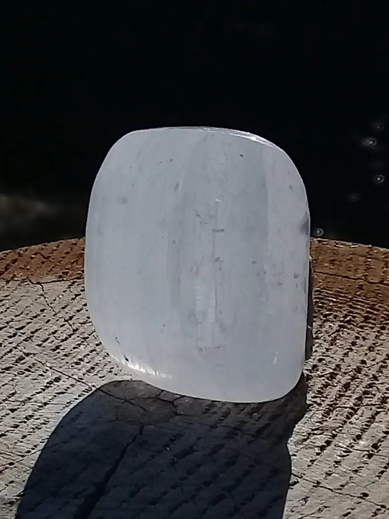 Load image into Gallery viewer, Sélénite blanche du Maroc Galet Grade A ++++ Sélénite blanche galet
