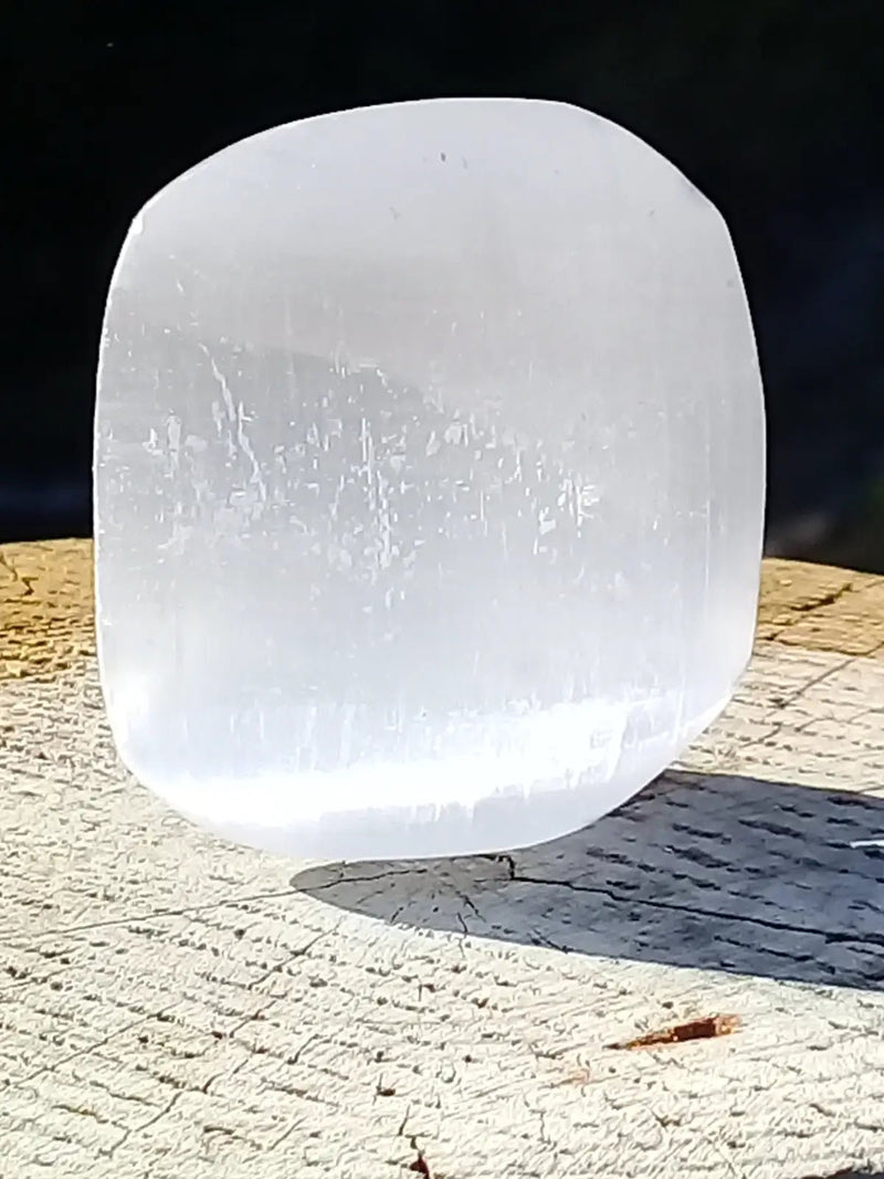 Load image into Gallery viewer, Sélénite blanche du Maroc Galet Grade A ++++ Sélénite blanche galet
