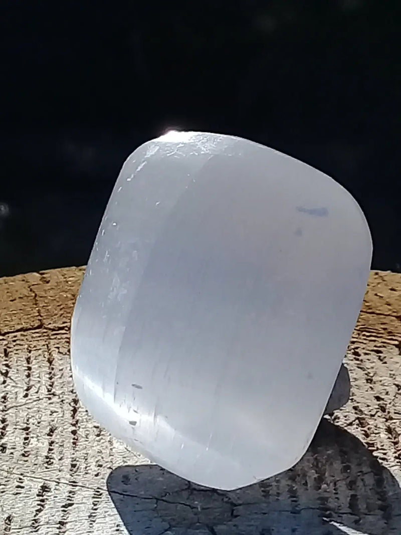 Load image into Gallery viewer, Sélénite blanche du Maroc Galet Grade A ++++ Sélénite blanche galet
