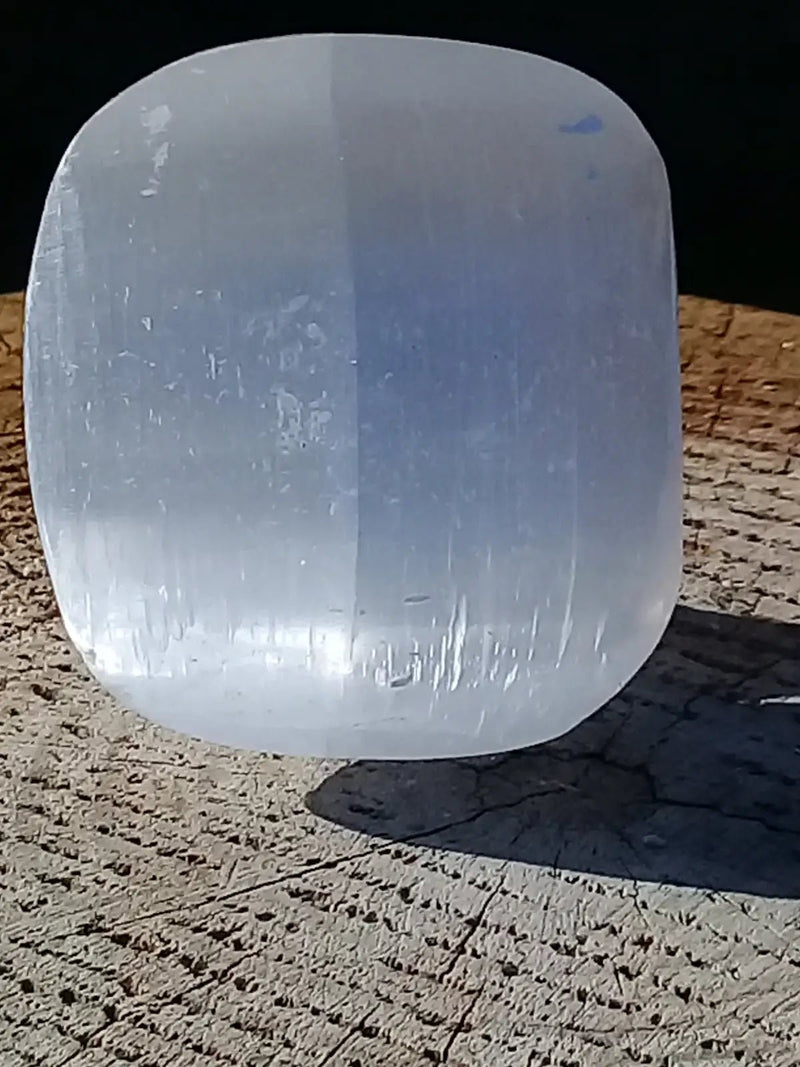 Load image into Gallery viewer, Sélénite blanche du Maroc Galet Grade A ++++ Sélénite blanche galet
