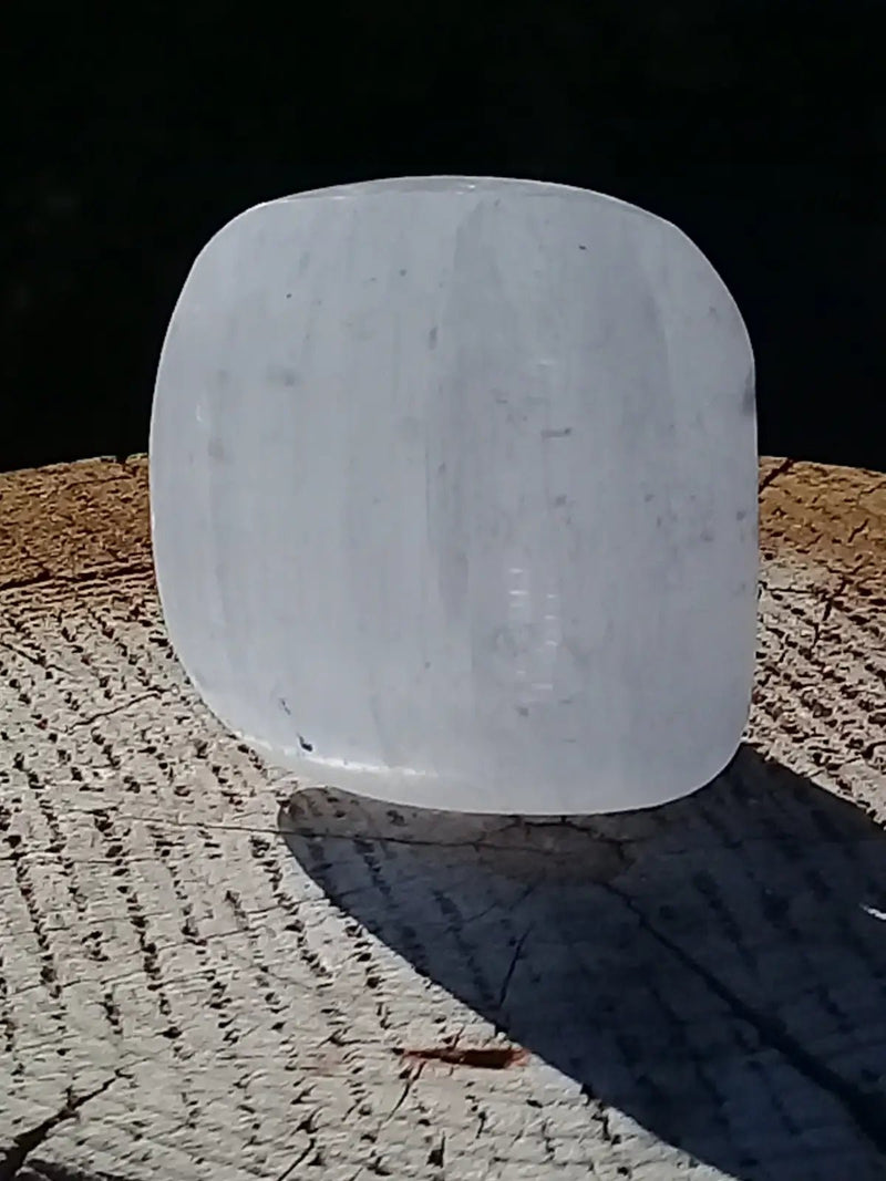 Load image into Gallery viewer, Sélénite blanche du Maroc Galet Grade A ++++ Sélénite blanche galet
