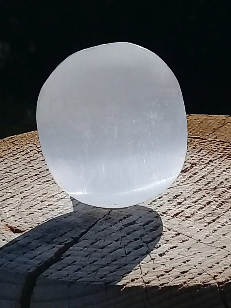 Load image into Gallery viewer, Sélénite blanche du Maroc Galet Grade A ++++ Sélénite blanche galet
