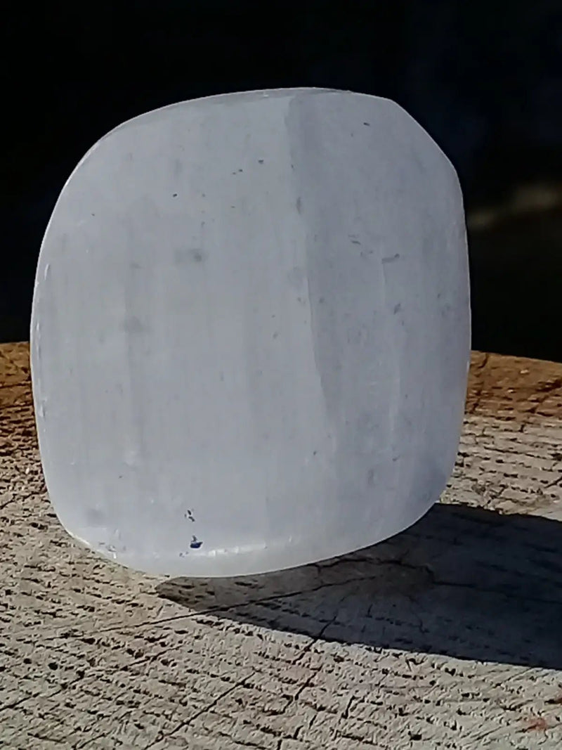 Load image into Gallery viewer, Sélénite blanche du Maroc Galet Grade A ++++ Sélénite blanche galet
