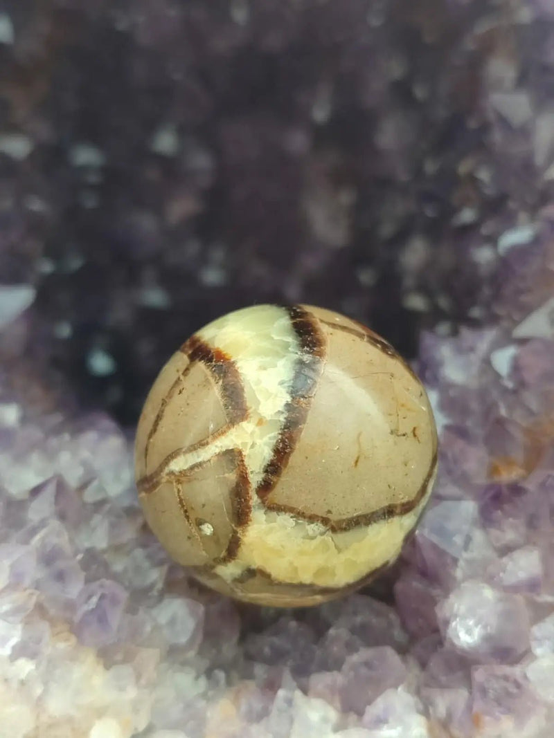 Chargez l&#39;image dans la visionneuse de la galerie, Septaria de l’Utah (USA) - Sphère Ø 39.1mm - Grade Prémium - Pierre d’Optimisme Sphère de Septaria Diam 4cm
