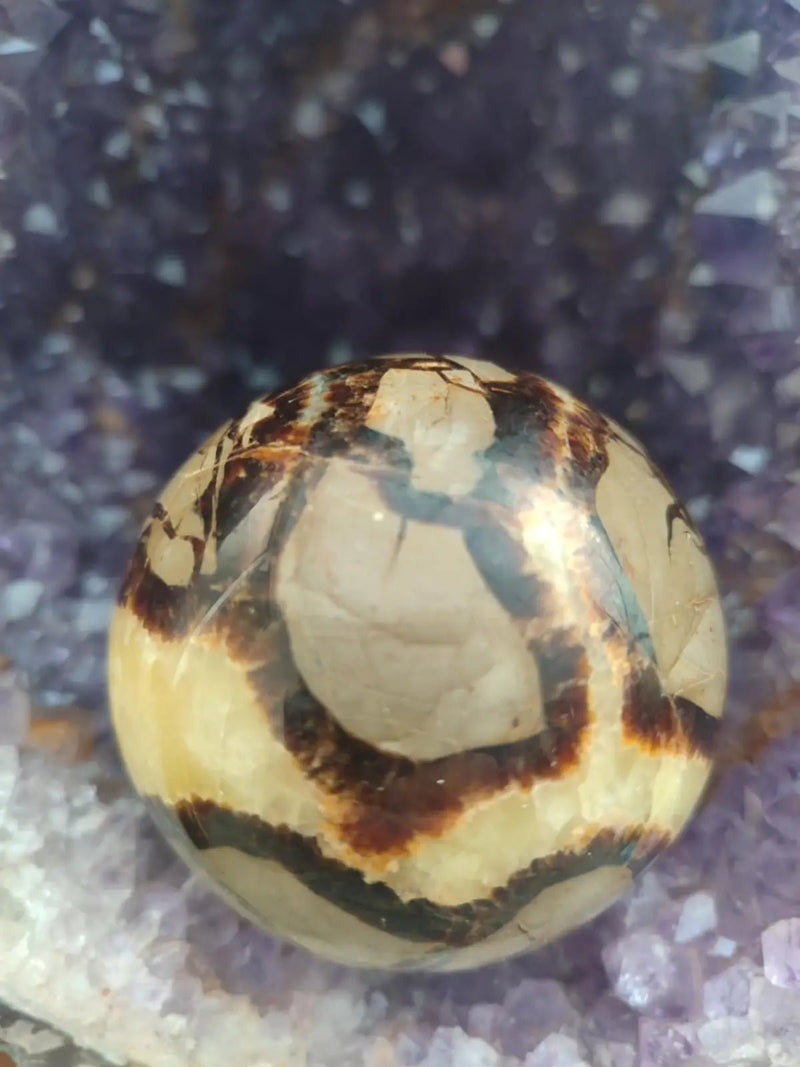 Load image into Gallery viewer, Septaria de l’Utah Usa - Sphère Ø 68.6mm - Grade Prémium - Pierre de Confiance en Soi Sphère Septaria Diam 7cm
