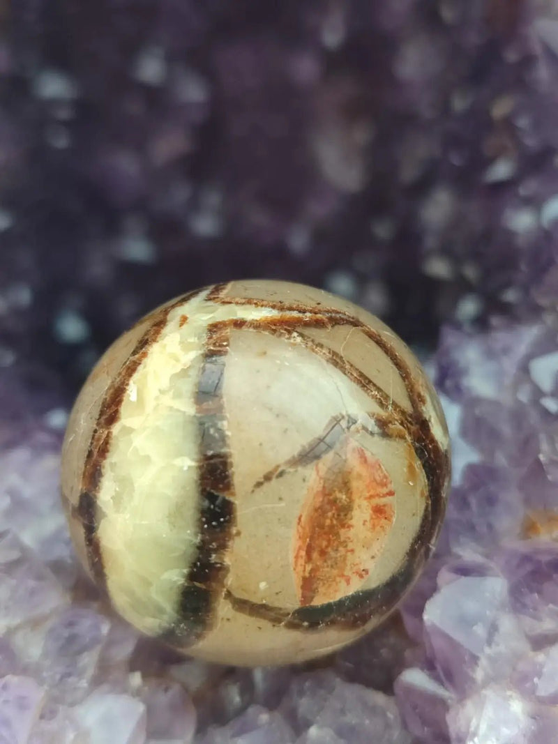 Load image into Gallery viewer, Septaria de l’Utah Usa - Sphère Ø 68.6mm - Grade Prémium - Pierre de Confiance en Soi Sphère Septaria Diam 7cm
