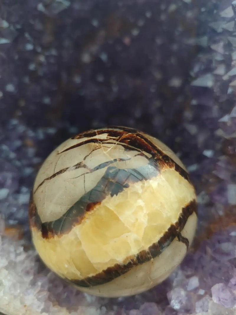 Load image into Gallery viewer, Septaria de l’Utah Usa - Sphère Ø 68.6mm - Grade Prémium - Pierre de Confiance en Soi Sphère Septaria Diam 7cm
