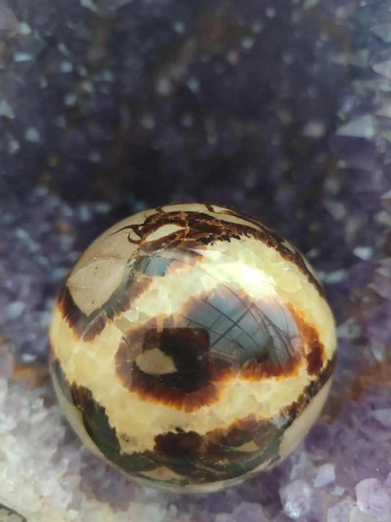 Load image into Gallery viewer, Septaria de l’Utah Usa - Sphère Ø 68.6mm - Grade Prémium - Pierre de Confiance en Soi Sphère Septaria Diam 7cm
