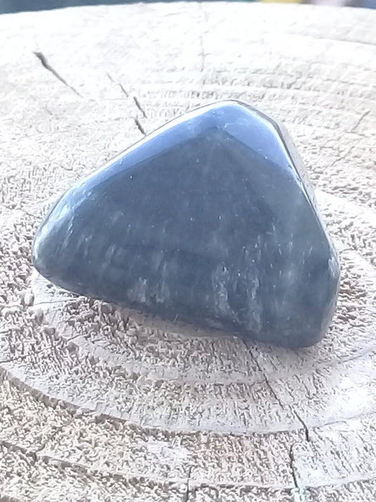 Séraphinite de Russie ’Lac Baïkal’ pierre roulée Grade A++++ Séraphinite de Russie "Lac Baïkal" pierre roulée Dans la besace du p'tit Poucet   
