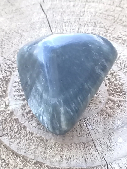 Séraphinite de Russie ’Lac Baïkal’ pierre roulée Grade A++++ Séraphinite de Russie "Lac Baïkal" pierre roulée Dans la besace du p'tit Poucet   