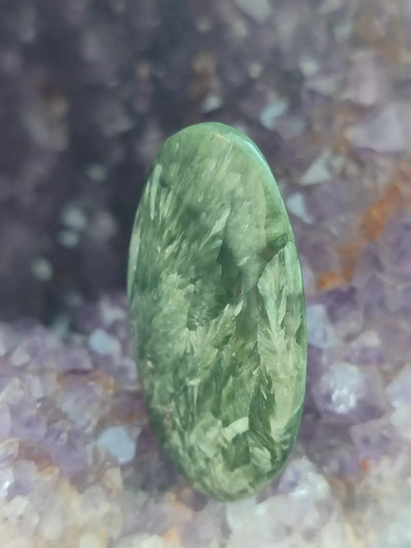 Chargez l&#39;image dans la visionneuse de la galerie, Séraphinite du lac Baïkal Sibérie - Galet poli - Grade Prémium - Pierre du Lâcher Prise Séraphinite galet
