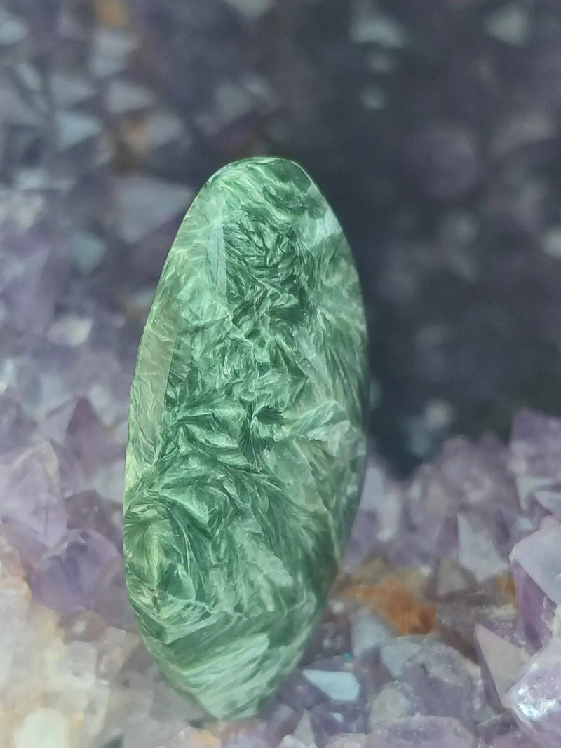 Chargez l&#39;image dans la visionneuse de la galerie, Séraphinite du lac Baïkal Sibérie - Galet poli - Grade Prémium - Pierre du Lâcher Prise Séraphinite galet
