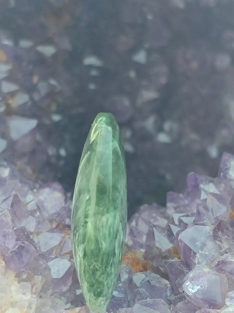 Chargez l&#39;image dans la visionneuse de la galerie, Séraphinite du lac Baïkal Sibérie - Galet poli - Grade Prémium - Pierre du Lâcher Prise Séraphinite galet
