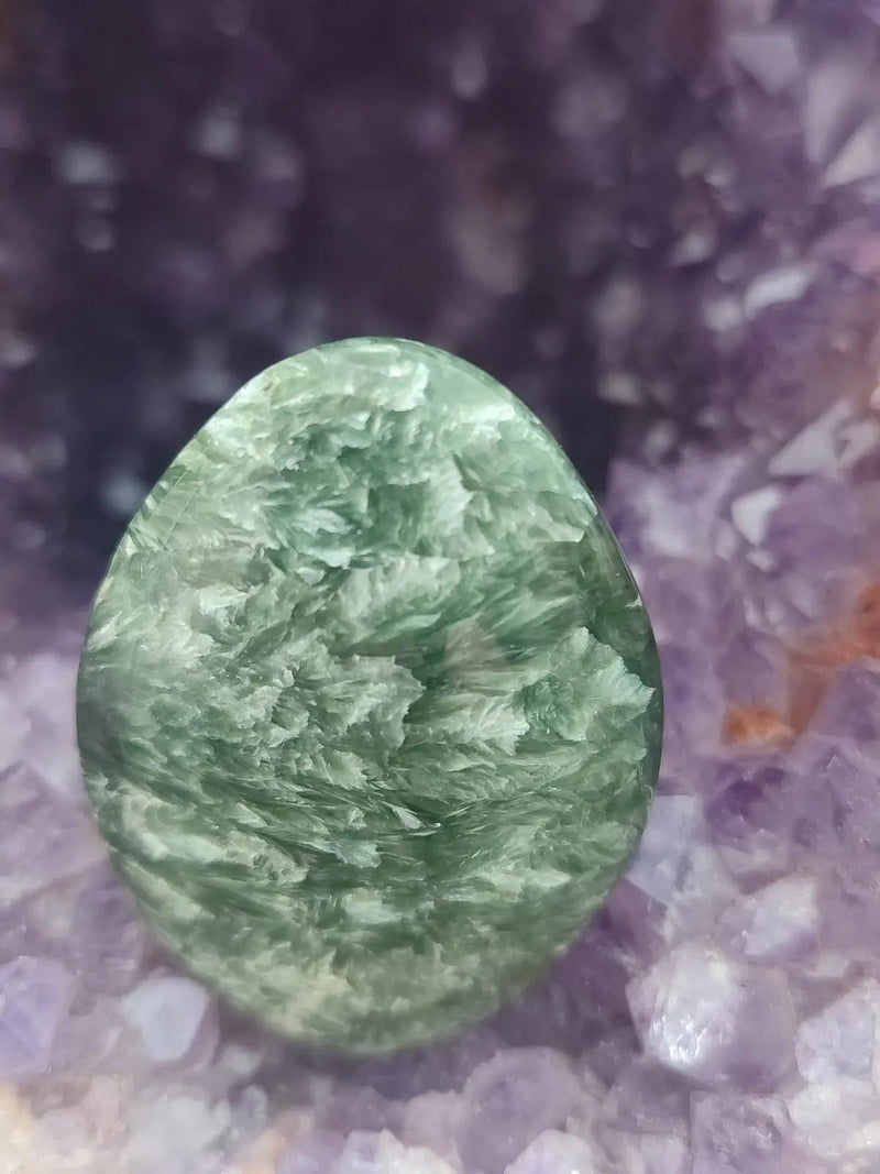 Chargez l&#39;image dans la visionneuse de la galerie, Séraphinite du lac Baïkal Sibérie - Galet poli - Grade Prémium - Pierre du Lâcher Prise Séraphinite de Russie ’Lac Baïkal’ pierre roulée
