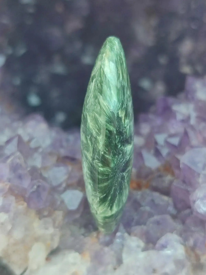 Chargez l&#39;image dans la visionneuse de la galerie, Séraphinite du lac Baïkal Sibérie - Galet poli - Grade Prémium - Pierre du Lâcher Prise Séraphinite de Russie ’Lac Baïkal’ pierre roulée
