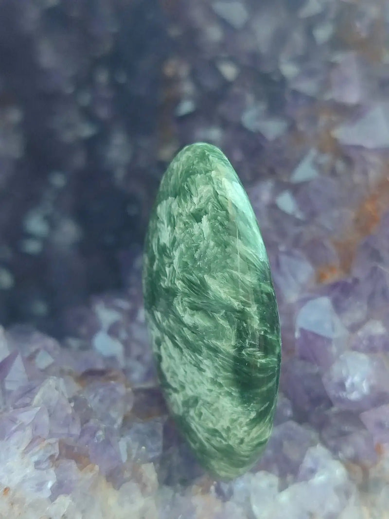 Chargez l&#39;image dans la visionneuse de la galerie, Séraphinite du lac Baïkal Sibérie - Galet poli - Grade Prémium - Pierre du Lâcher Prise Séraphinite de Russie ’Lac Baïkal’ pierre roulée
