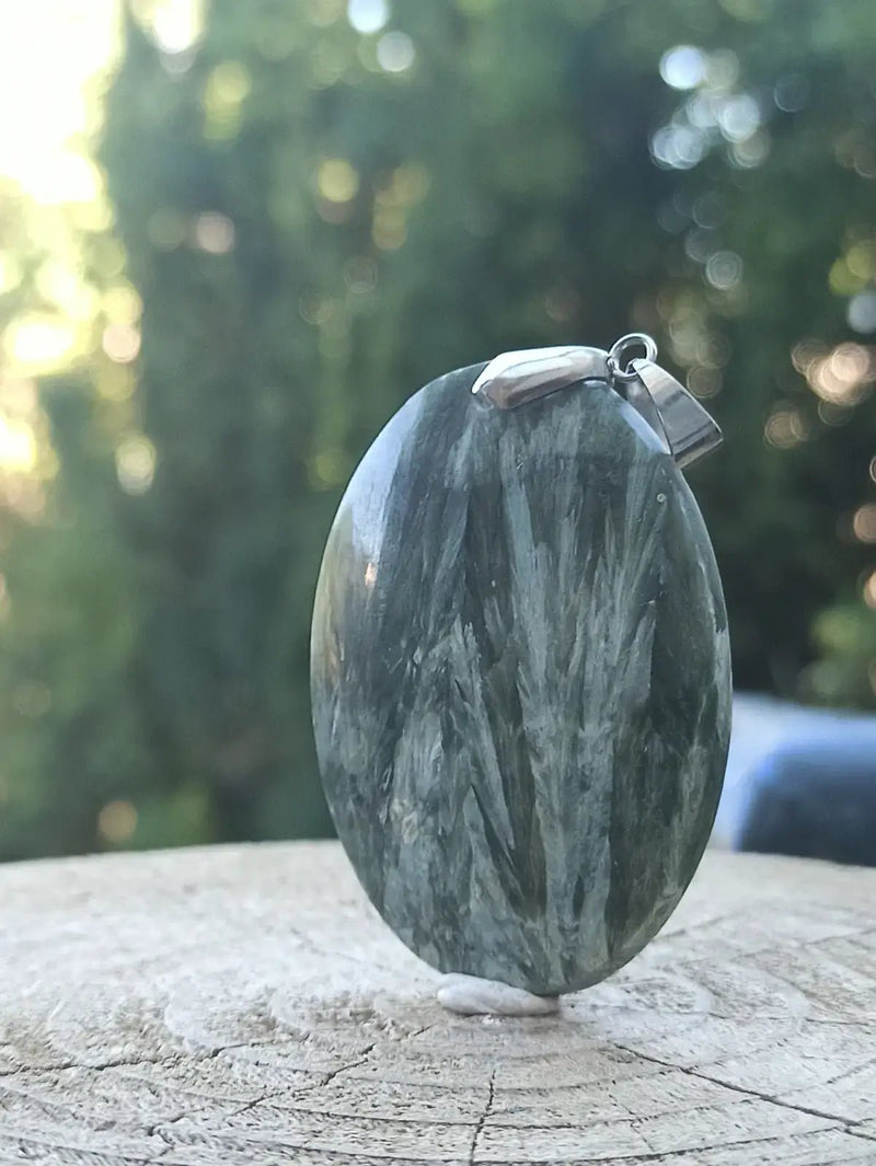 Load image into Gallery viewer, Séraphinite du lac Baïkal Sibérie - Pendentif - Grade Prémium - Pierre du Lâcher Prise Séraphinite pendentif
