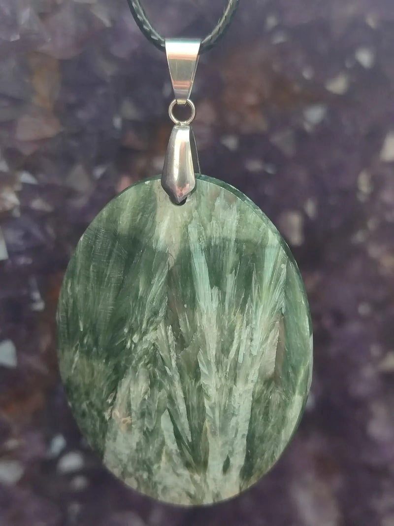 Load image into Gallery viewer, Séraphinite du lac Baïkal Sibérie - Pendentif - Grade Prémium - Pierre du Lâcher Prise Séraphinite pendentif
