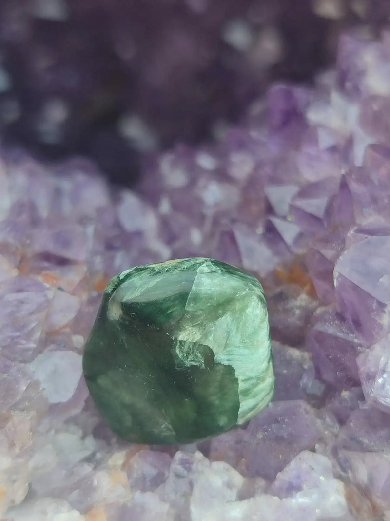 Load image into Gallery viewer, Séraphinite du lac Baïkal Sibérie - Pierre roulée - Grade Prémium - Pierre du Lâcher Prise Séraphinite de Russie ’Lac Baïkal’ pierre roulée
