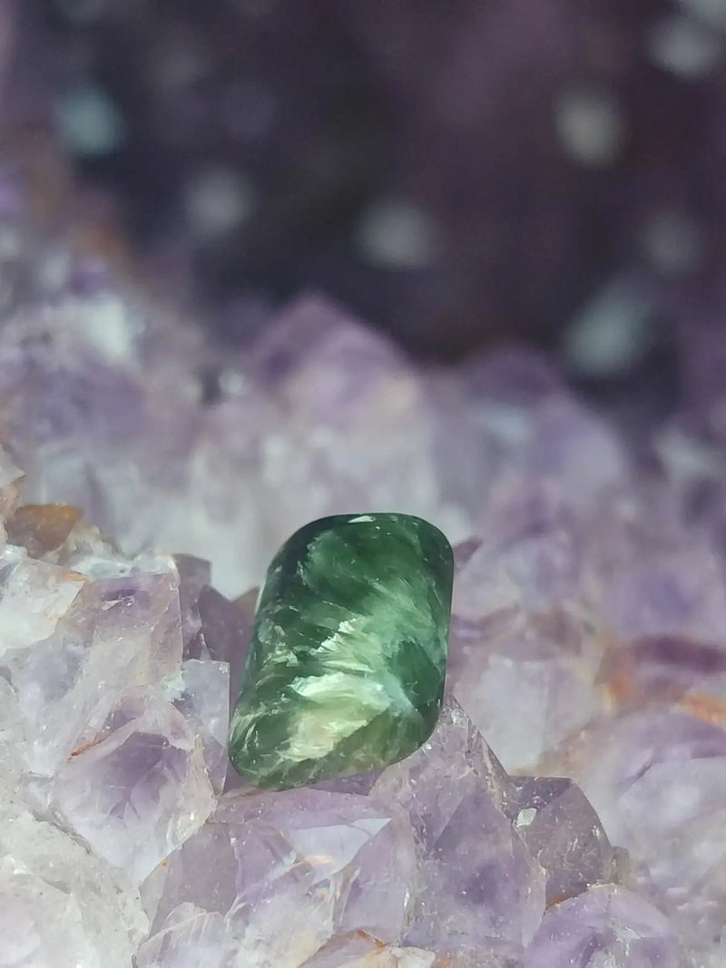 Load image into Gallery viewer, Séraphinite du lac Baïkal Sibérie - Pierre roulée - Grade Prémium - Pierre du Lâcher Prise Séraphinite de Russie ’Lac Baïkal’ pierre roulée
