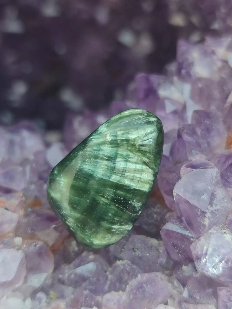 Load image into Gallery viewer, Séraphinite du lac Baïkal Sibérie - Pierre roulée - Grade Prémium - Pierre du Lâcher Prise Séraphinite de Russie ’Lac Baïkal’ pierre roulée
