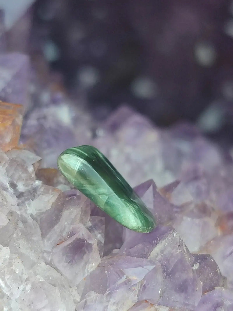 Load image into Gallery viewer, Séraphinite du lac Baïkal Sibérie - Pierre roulée - Grade Prémium - Pierre du Lâcher Prise Séraphinite de Russie ’Lac Baïkal’ pierre roulée
