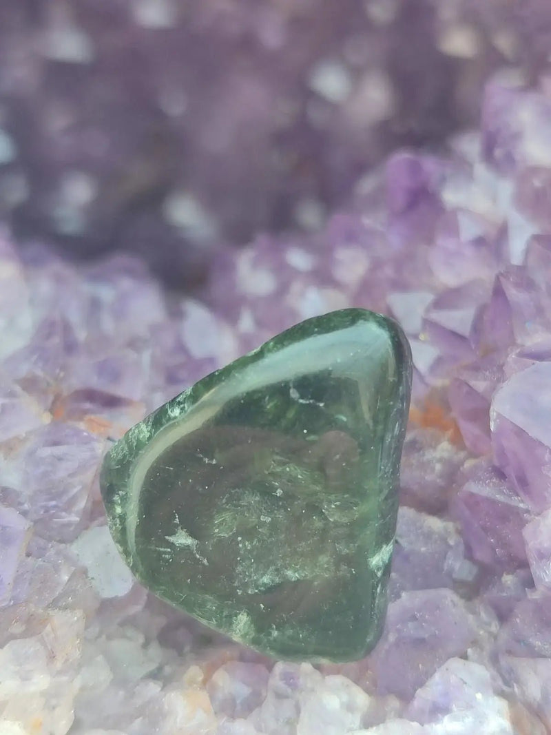 Load image into Gallery viewer, Séraphinite du lac Baïkal Sibérie - Pierre roulée - Grade Prémium - Pierre du Lâcher Prise Séraphinite de Russie ’Lac Baïkal’ pierre roulée
