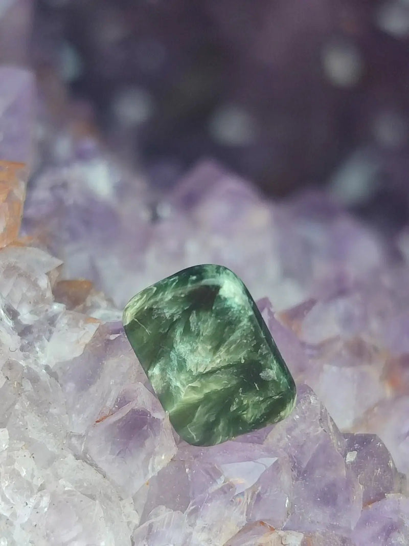 Load image into Gallery viewer, Séraphinite du lac Baïkal Sibérie - Pierre roulée - Grade Prémium - Pierre du Lâcher Prise Séraphinite de Russie ’Lac Baïkal’ pierre roulée
