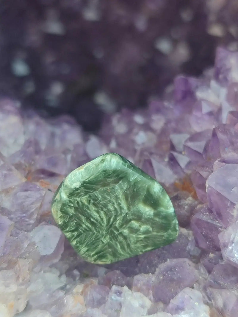 Load image into Gallery viewer, Séraphinite du lac Baïkal Sibérie - Pierre roulée - Grade Prémium - Pierre du Lâcher Prise Séraphinite de Russie ’Lac Baïkal’ pierre roulée
