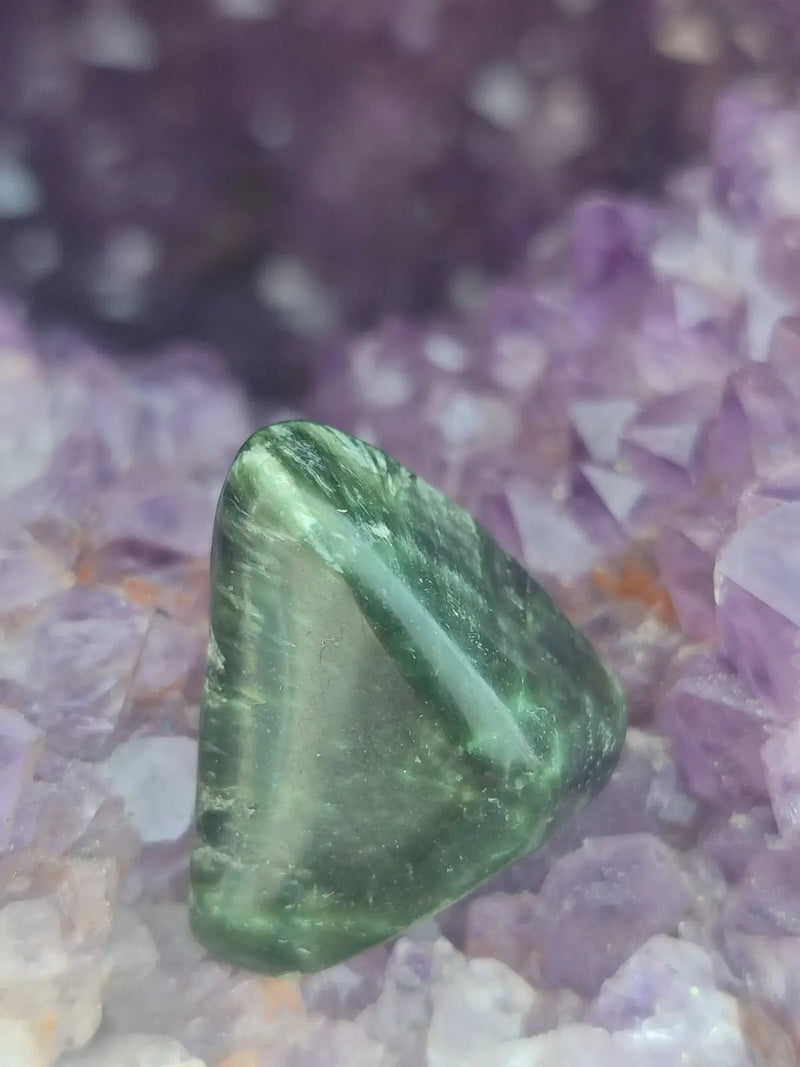 Load image into Gallery viewer, Séraphinite du lac Baïkal Sibérie - Pierre roulée - Grade Prémium - Pierre du Lâcher Prise Séraphinite de Russie ’Lac Baïkal’ pierre roulée
