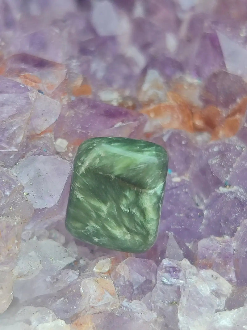 Load image into Gallery viewer, Séraphinite du lac Baïkal Sibérie - Pierre roulée - Grade Prémium - Pierre du Lâcher Prise Séraphinite de Russie ’Lac Baïkal’ pierre roulée
