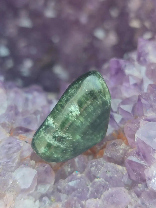 Séraphinite du lac Baïkal Sibérie - Pierre roulée - Grade Prémium - Pierre du Lâcher Prise Séraphinite de Russie ’Lac Baïkal’ pierre roulée