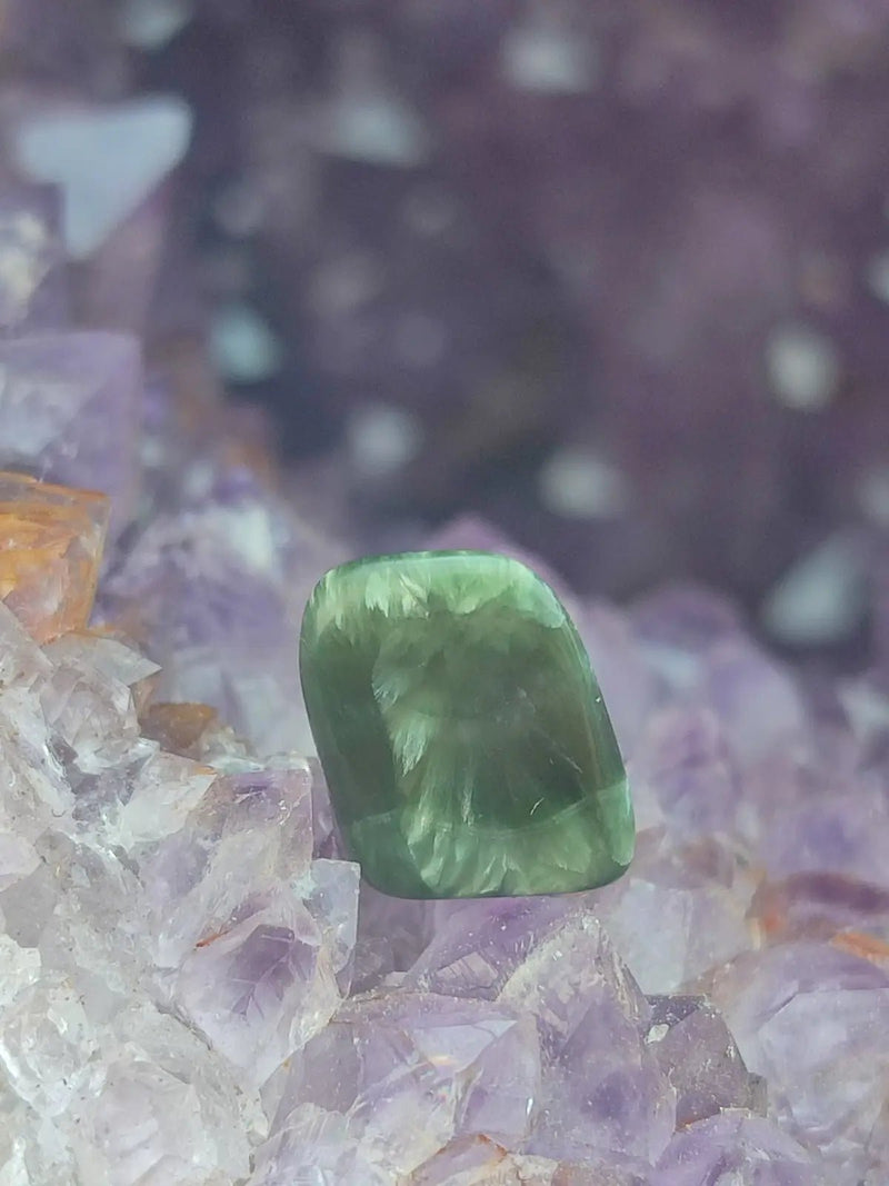 Load image into Gallery viewer, Séraphinite du lac Baïkal Sibérie - Pierre roulée - Grade Prémium - Pierre du Lâcher Prise Séraphinite de Russie ’Lac Baïkal’ pierre roulée
