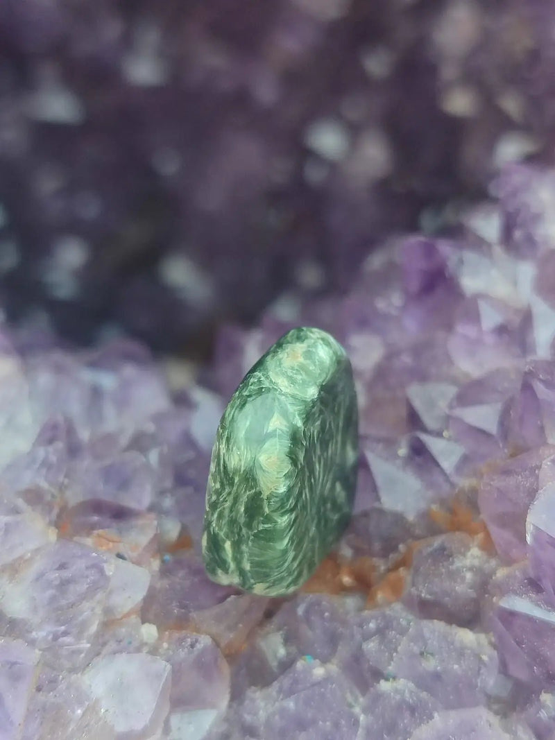 Load image into Gallery viewer, Séraphinite du lac Baïkal Sibérie - Pierre roulée - Grade Prémium - Pierre du Lâcher Prise Séraphinite de Russie ’Lac Baïkal’ pierre roulée
